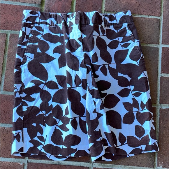 EUC Women’s Sz 8 Izod Brown and White Leaf Print Shorts Golf - Picture 1 of 5